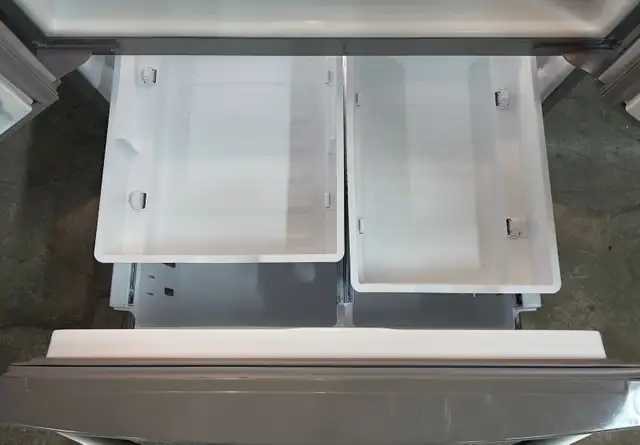 - Refrigerator “KENMORE” H70/W33/D31  With Ice/Water in Refrigerators in Barrie - Image 4