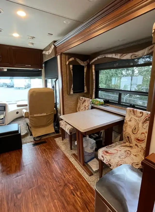2017 Newmar Canyon Star 35’ Class A – 3 Slides, Solar, New Tires in RVs & Motorhomes in Kamloops - Image 8