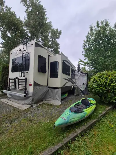 IN CHILLIWACK BC 35 ft Very nice couples rv 5th wheel. California king bed. Fantastic fans. Upgraded...
