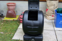 rotating compost barrel with stand / tray