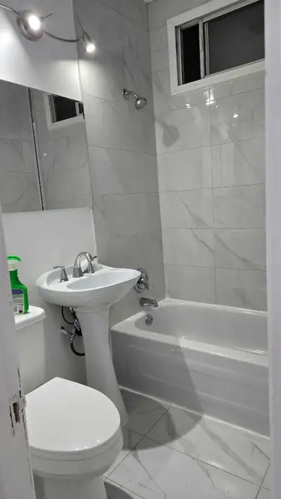 Appartement 1 chambre situé dans le haut immeuble 4plex. *** Porte de grange seront installés entre...