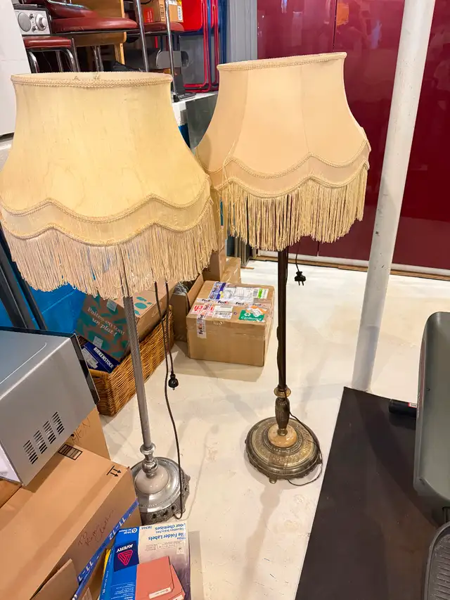 Antique Floor Lamps in Indoor Lighting & Fans in Oshawa / Durham Region - Image 2