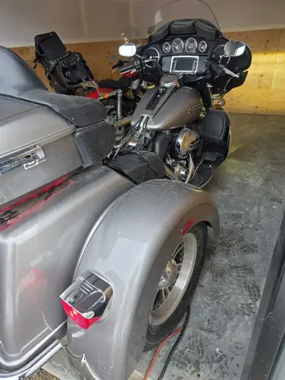 2016 Harley-Davidson Tri Glide Ultra. 45,754 km. Twin Cam 103, 6-speed, factory trike with electric...