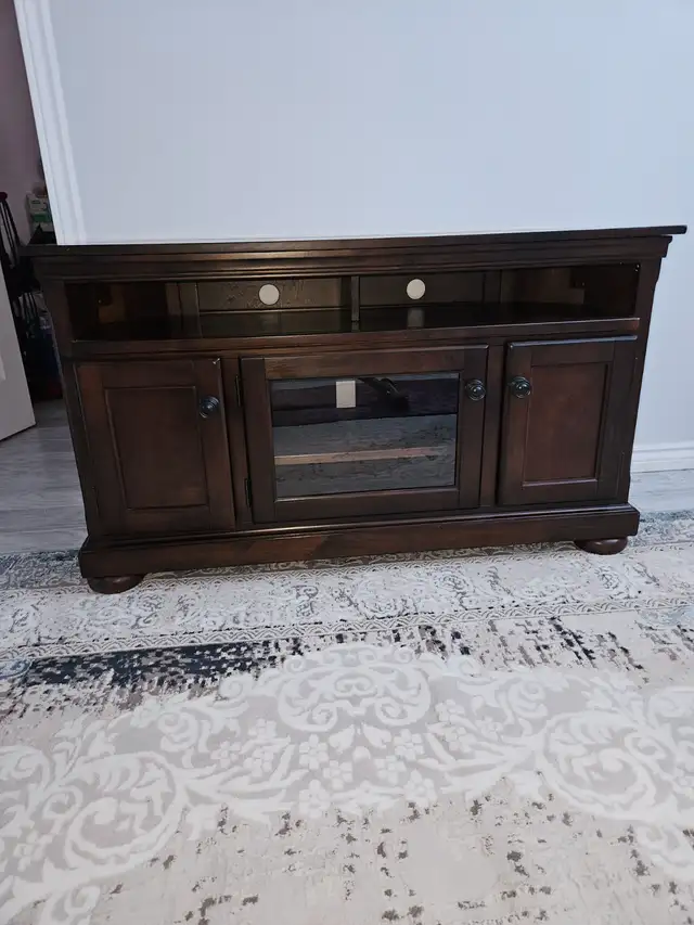 meubles tv en bois comme neuve!! Tv stand real wood mint conditi in TV Tables & Entertainment Units in Longueuil / South Shore - Image 2
