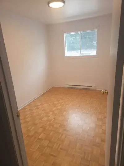 Venez jeter un coup d'œil à cette chambre à louer, parfaite pour une personne ou un étudiant à la re...