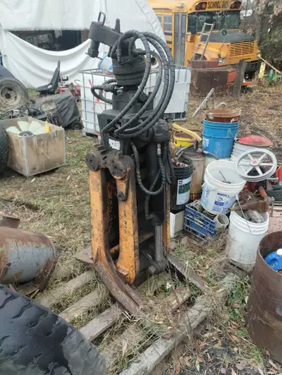 Kinshofer 632-R Rotating Railroad grapple Would be ideal for logging or scrap hauling Has a hook in...