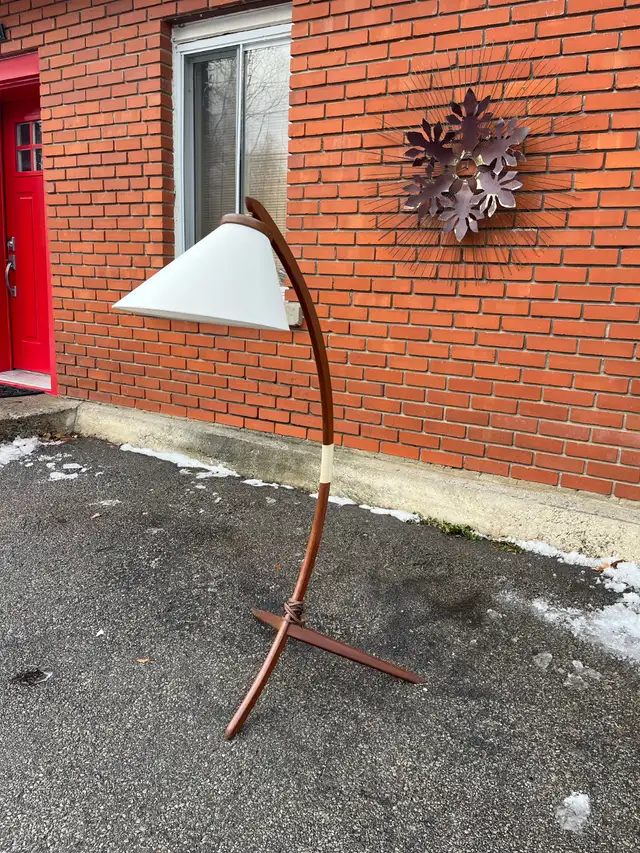 Lampe sur pied vintage en teck danois MCM Teak Bow Arc Lamp in Indoor Lighting & Fans in City of Montréal - Image 7