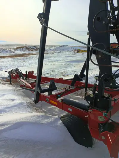 Mid Harrow with hydraulic down pressure Length: 70 ft For more info call Vernon at 1-306-759-7822