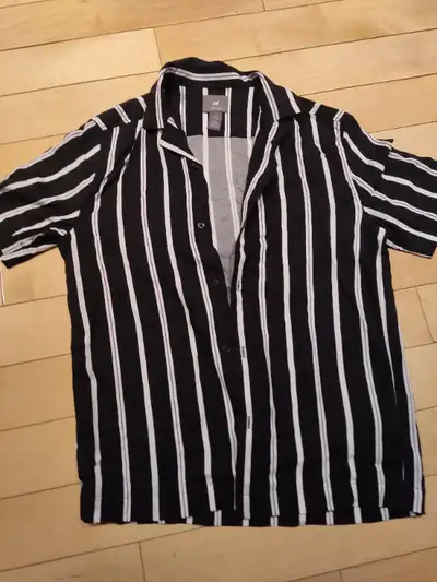 Chemise Homme H&M Etat: Neuf Taille : Small Prix : 13 dollars A récupérer sur place. N’hésitez surto...