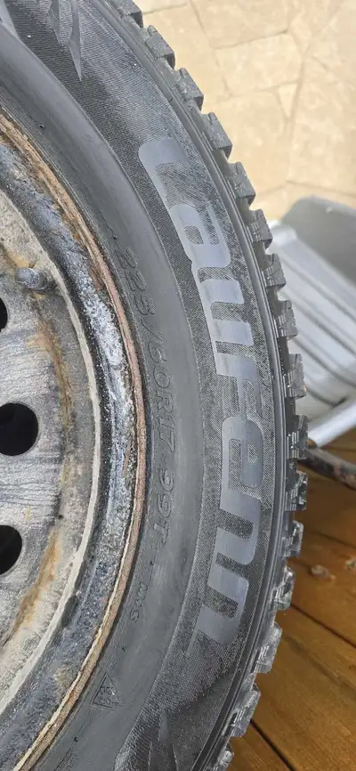 Ensemble de pneus d’hiver Laufenn 225/60R17 sur jantes // Set of Laufenn 225/60R17 winter tires on r...