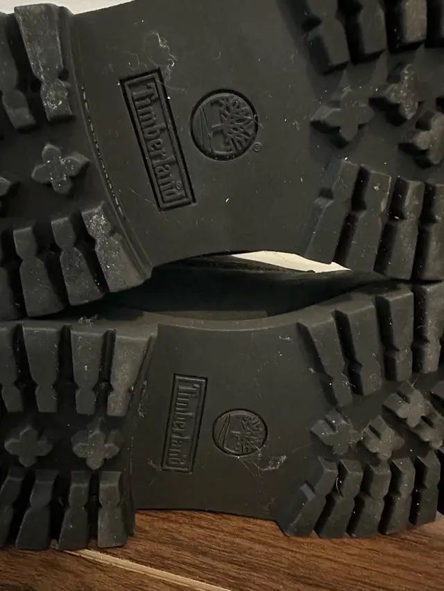 Timberland Kids Leather Boots in Men's Shoes in Oakville / Halton Region - Image 6