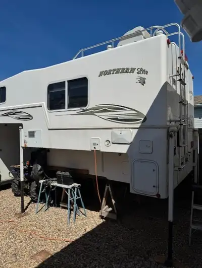2004 Northern lite 10-2000, everything works as it should. 100w solar panel and controller, 2 6v bat...