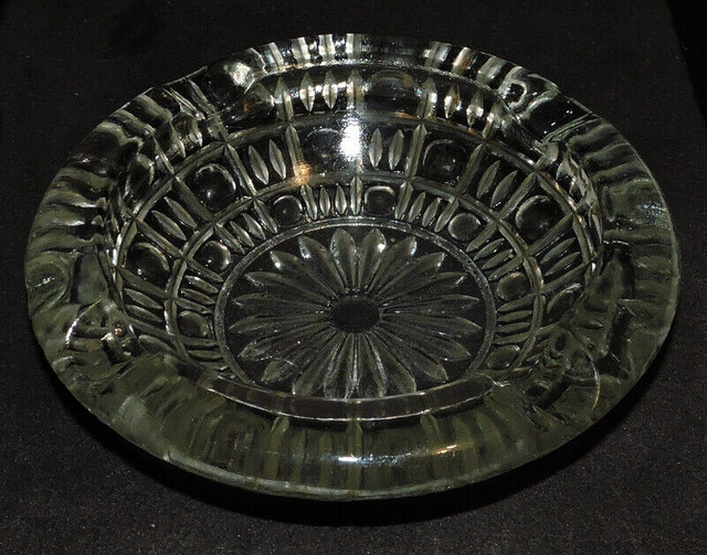 Vintage, (1980's), Pressed Glass Ashtray in Arts & Collectibles in Ottawa