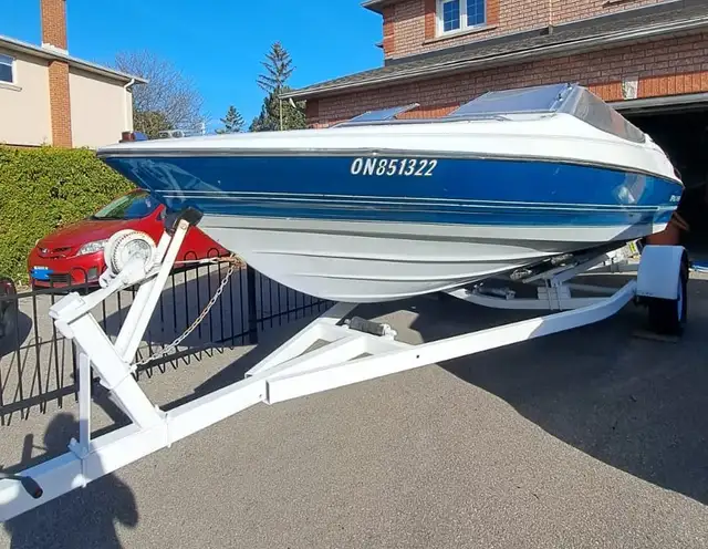 20ft Bayliner Bowrider with a V8! in Powerboats & Motorboats in Markham / York Region - Image 2