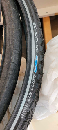 Studded bike tire 