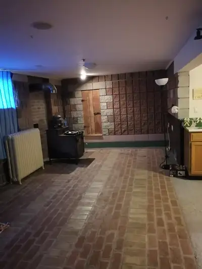 large open room. private entrance. suitable for 1 mature, quite. male. off road close to Blackstock...