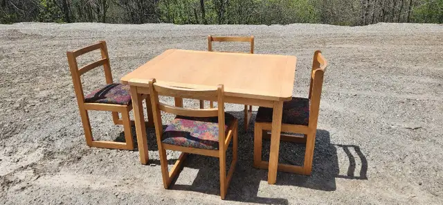 table de cuisine en bois  in Dining Tables & Sets in Thetford Mines - Image 2