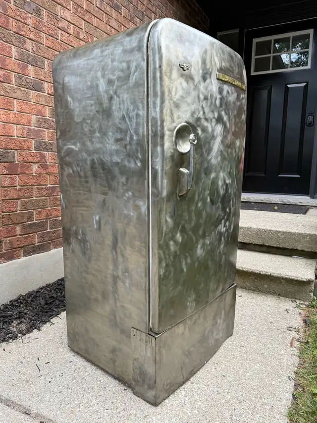 1952 Frigidaire- Bare-Metal Showpiece (Non-Working/Display) in Arts & Collectibles in Kitchener / Waterloo - Image 3