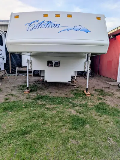 2005 Citation Supreme M990 Polar Pak single 10' slide. Options: Polar Pac ( True Four Seasons truck...