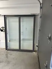 Fenêtre hybride en aluminium et PVC avec cadrage