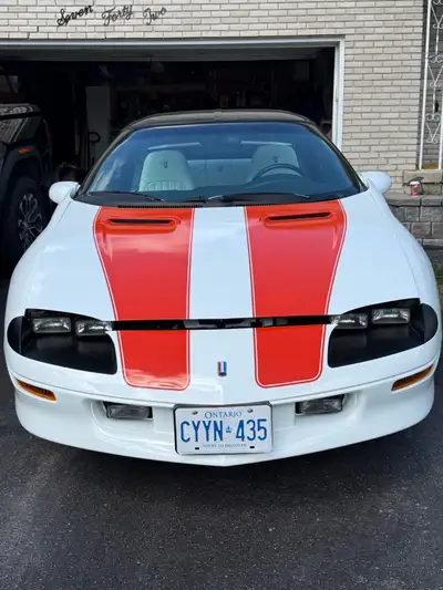 Chevy Camaro pristine condition Low km 25600 V8 automatic