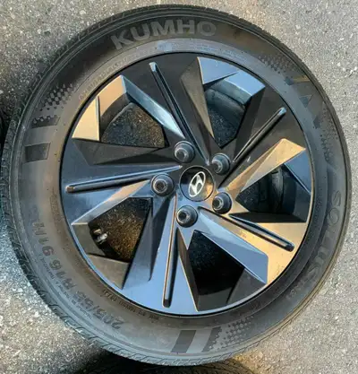 4 × Hyundai Elantra original rims and All-Season tires good condition the tires has lots of treads o...