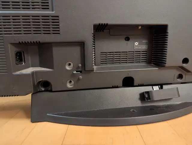 40" Sony Bravia LCD TV (1080p) - Perfect Working Order in TVs in City of Toronto - Image 5