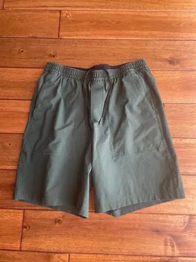 Excellent condition. No flaws. Forest green. Medium. Only worn a few times. Smoke / pet free.