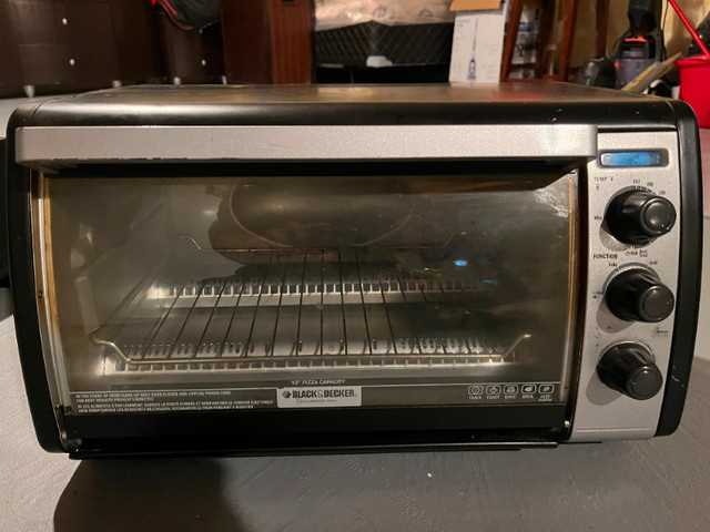 Fair size 12inch Pizza Black And Decker Black Toaster Oven in Toasters & Toaster Ovens in Markham / York Region - Image 2