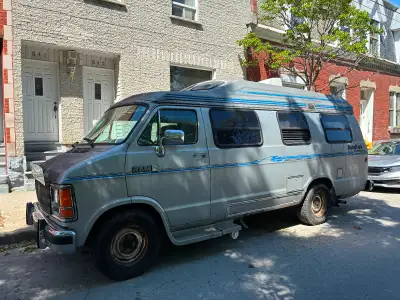 Roadtrek Versatile 200. Dodge RAM 250. Couche 3 personnes. PAS DE DOUCHE. Toilette, évier, poêle, fr...