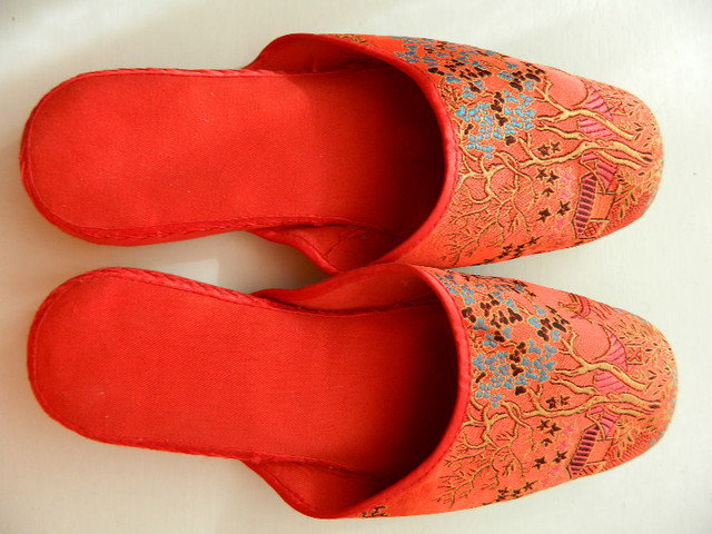 une paire de mules chinoises tissu brod neuve Femmes