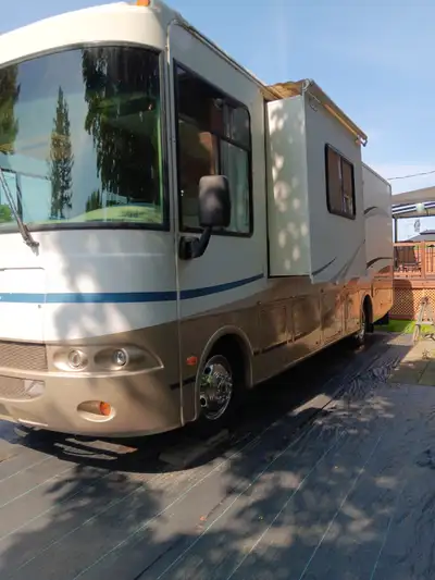 2004 trail lite 281, 30',159000km, chassis workhorse P-32 GM, moteur 8.1lt, pneu frein et disque env...