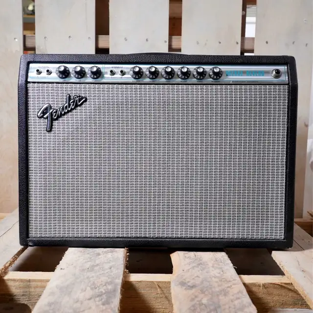 1970's Fender Deluxe Reverb Tube Guitar Combo Amp in Amps & Pedals in City of Toronto - Image 2