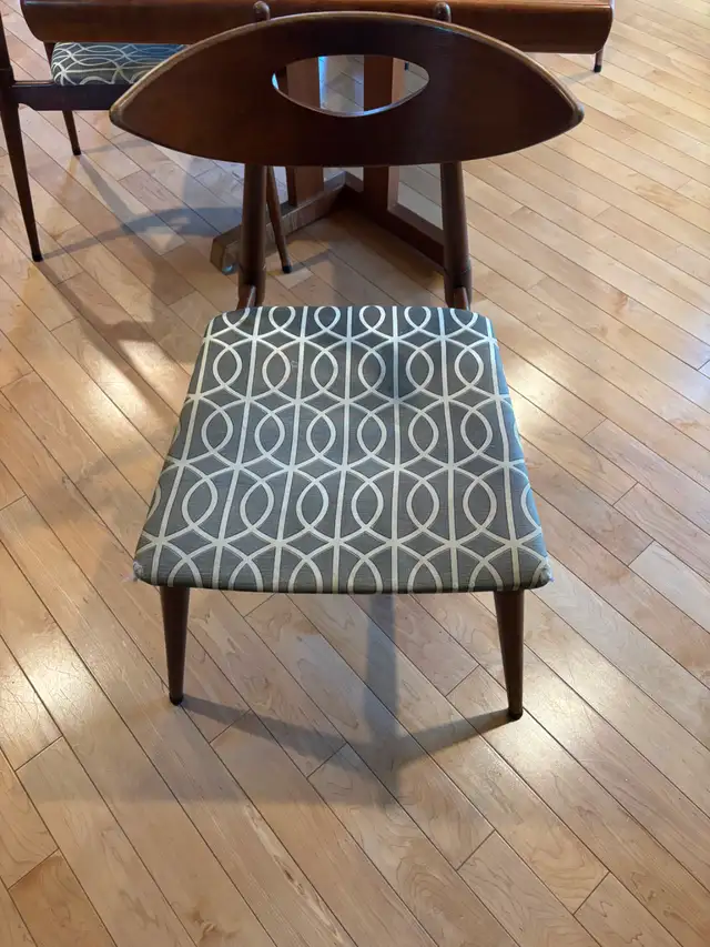 Dining room table and 4 chairs in Dining Tables & Sets in City of Halifax - Image 4