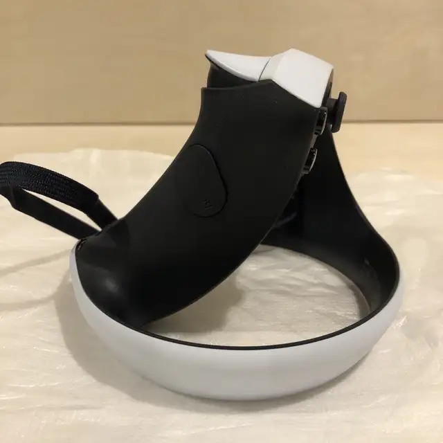 Sony PlayStation PS5 PS VR2 Right Sense Controller with Strap in Sony Playstation 5 in Ottawa - Image 3