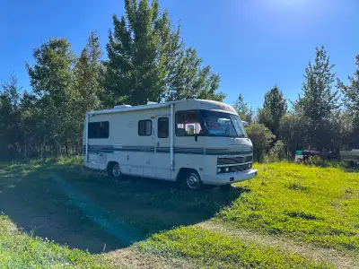 This 1989 Itasca Spirit motorhome is a classic adventure vehicle featuring a reliable layout and 200...