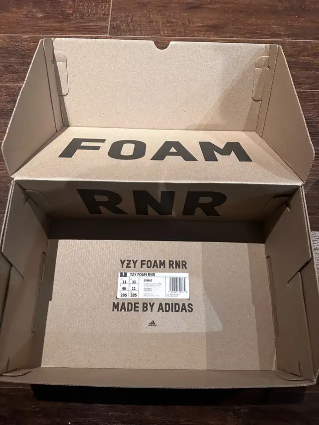 Yeezy Foam Runner Clay Taupe Size 11 in Men's Shoes in City of Toronto - Image 5