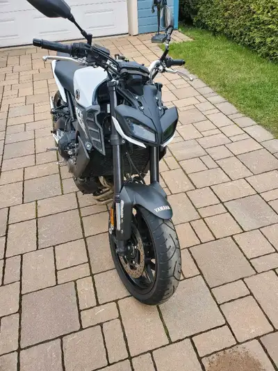 2017 FZ09. acheté dans un encan. Réparer et inspecter. Prêt à rouler. 3 mode de conduite. Frein ABS....
