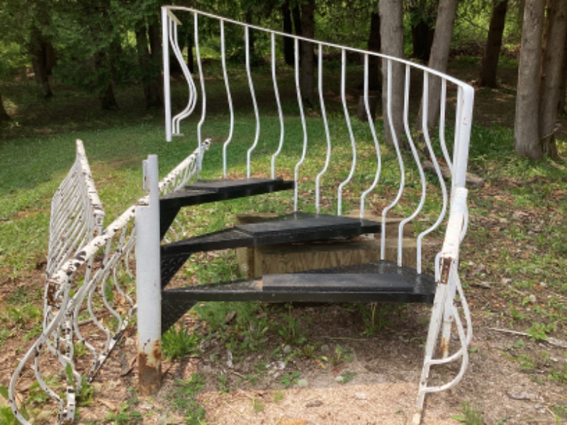 Rampes en fer et marches / Wrought Iron Hand Rails and Ste