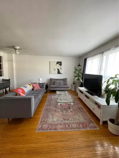 Price: $1200 plus hydro (internet included) Location: Bathurst and Eglinton Unit: 1 bedroom in a 2 b...