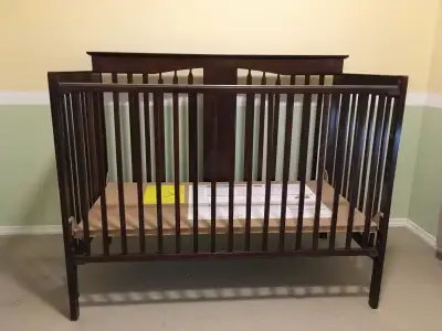 Convertable baby crib. Converts to toddler bed. Excellent condition. Mattress not included