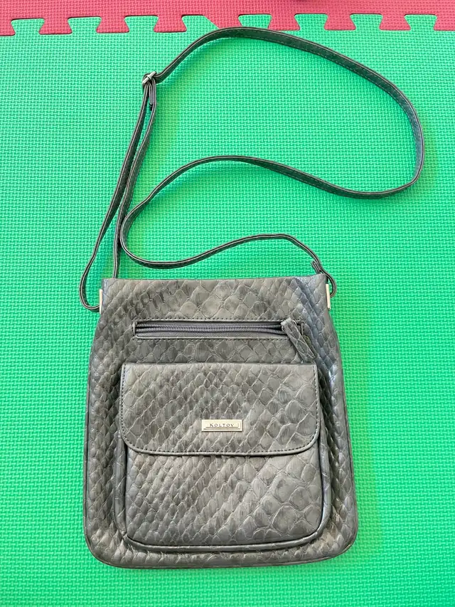 Woman’s Koltov Snakeskin Handbag in Women's - Bags & Wallets in City of Toronto - Image 2