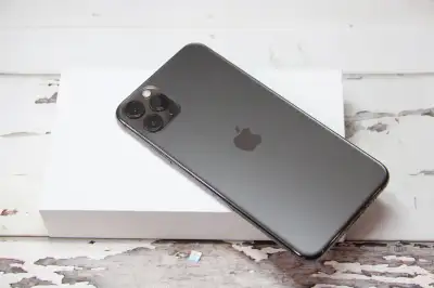 1 year warranty. Refurbished iPhone 11 Pro max, 64GB, Space Gray color. No FACE ID functionality Scr...