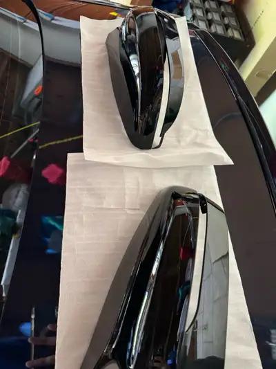 Glossy black, brand new. Not even a fingerprint on them. Super easy to put on. For BMW G20 G21 G22 G...