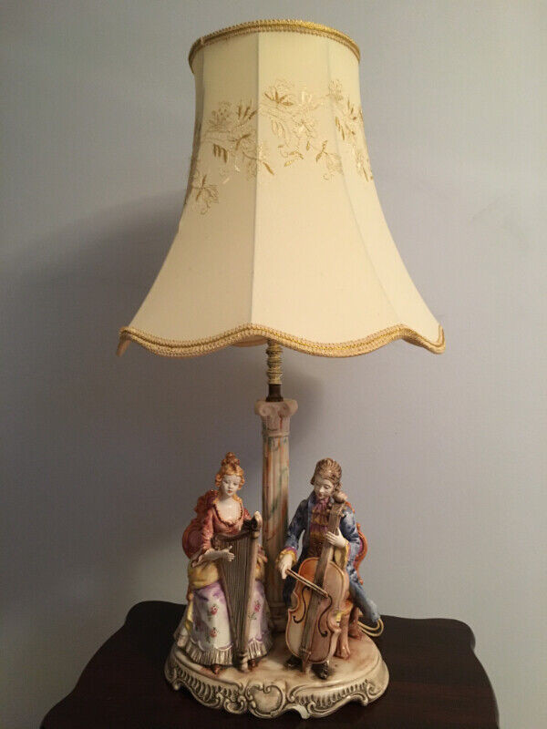CAPODIMONTE PORCELAIN FIGURINE LAMP dans Art et objets de collection  à Ville de Montréal