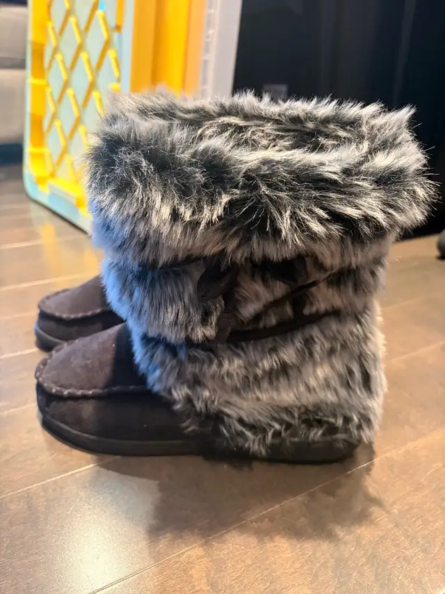 Women’s Fur Boot Slippers in Women's - Shoes in Edmonton - Image 4
