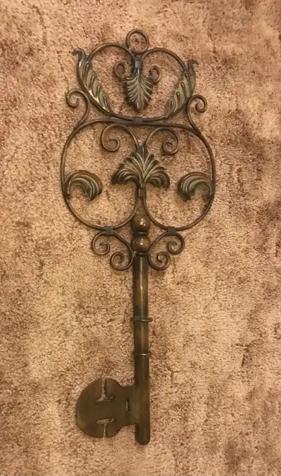 Offering a new large rustic skeleton key wall hanging we never got around to use. Just taking up spa...