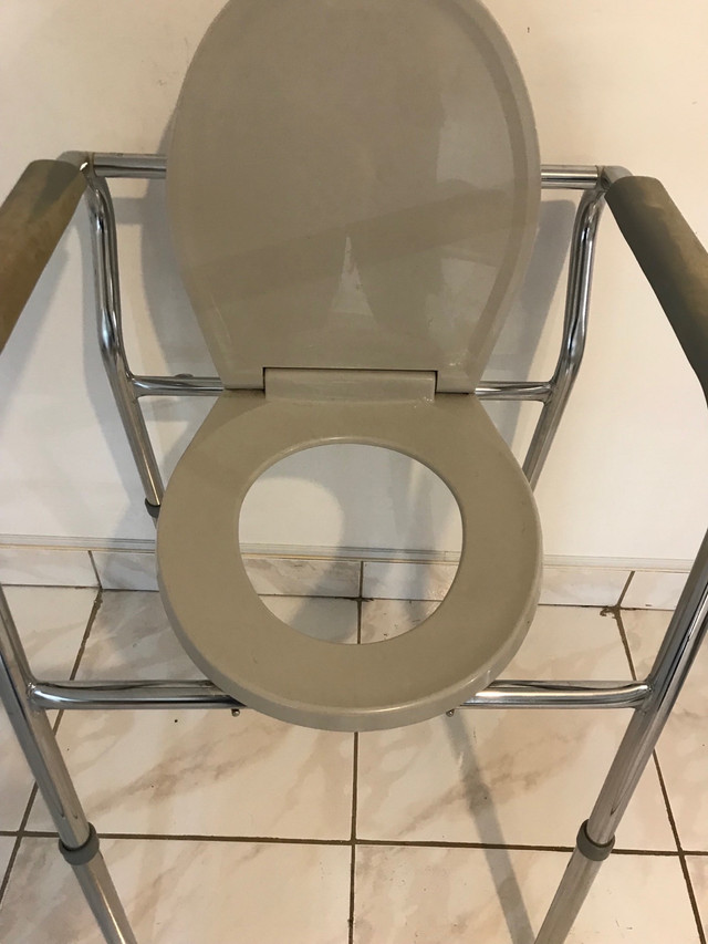 Commode Chair dans Santé et besoins spéciaux  à Laval/Rive Nord - Image 2