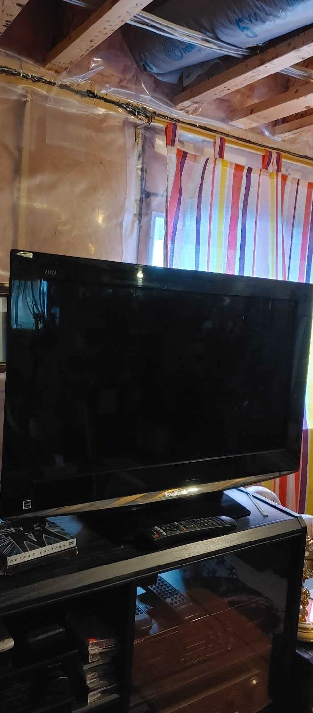Panasonic LCD TV 32" in TVs in Calgary - Image 2