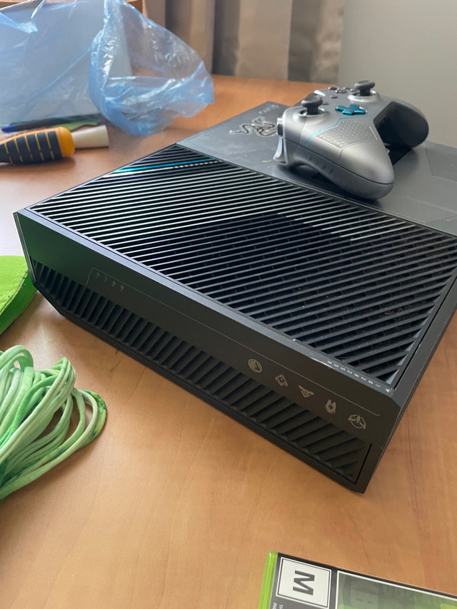 Xbox one halo edition  in XBOX One in Bedford - Image 4